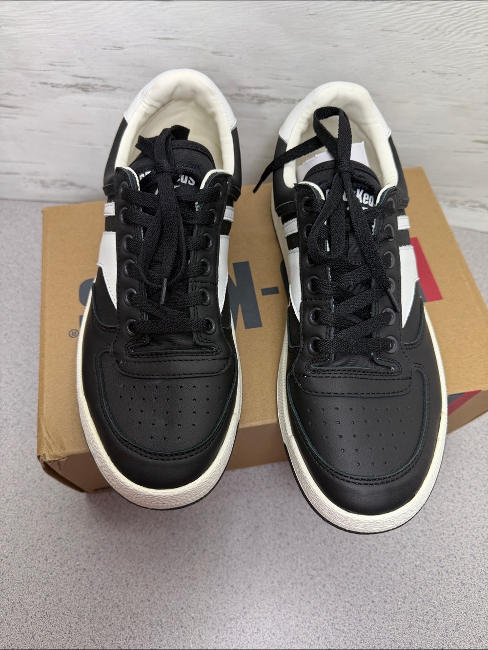 Men's Black and White Low-Top Casual Sneakers